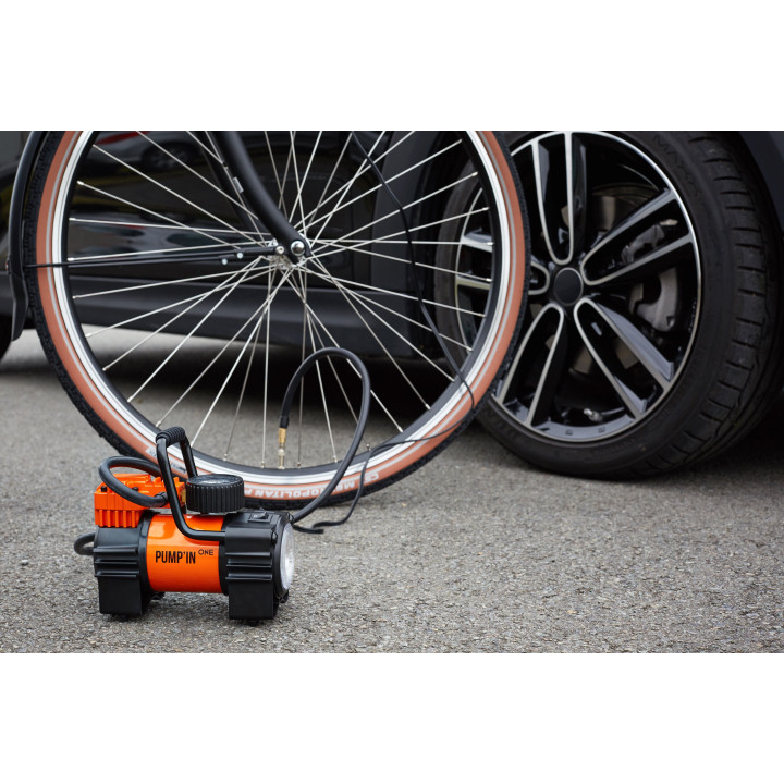 Pump'in ONE - Mini-compresseur avec lampe et accessoires.  Alimentation 12V allume-cigare.