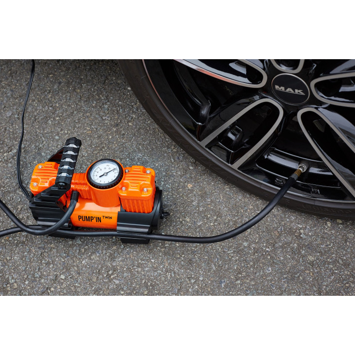 Pump'in TWIN - Minicompressore a 12V con doppio motore e accessori. Alimentazione a 12V per accendisigari.