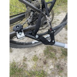Attache remorque vélo sur axe de roue avec ressort et sangle de sécurité